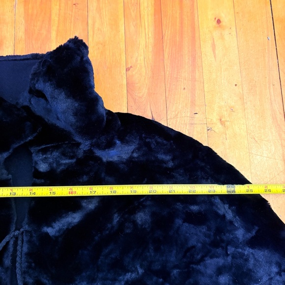 Reversible Black Cape; Faux Fur & a Wool Blend, Tie at the Neck - S/M/L - Picture 4 of 7